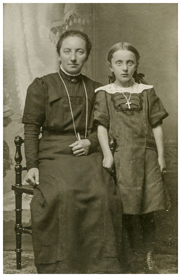 Kristine Kristensen "Simonsen" (1880-1960) og datteren Dagmar Kristensen (1904-1953). 